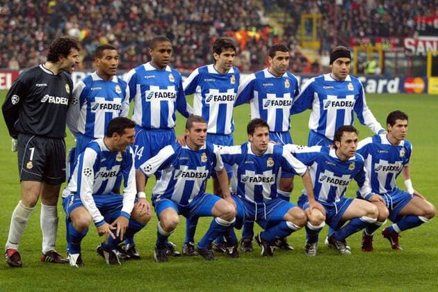 Mannschaftsbild La Coruna hi.v.li.: Torwart Jose Francisco Molina, Mauro Silva, Jorge Andrade, Juan Carlos Valeron, Nourredine Naybet, Aldo Pedro Duscher; vorn: Lionel Scaloni, Walter Pandiani, Joan Capdevila, Sergio Gonzalez und Alberto Luque Fußball EC 1 Herren Champions League 2003 2004, Mailand - Deportivo La Coruna 4:1, Viertelfinale, Vdig Totale Mailand