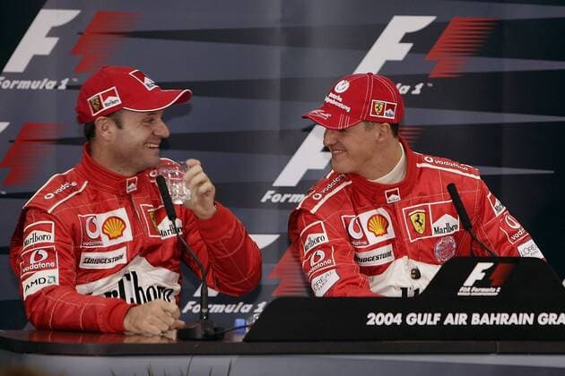 Rubens Barrichello (Brasilien, li.) und Michael Schumacher (Deutschland, beide Ferrari) gut gelaunt während der Pressekonferenz Motorsport Grand Prix Damen Großer Preis von Bahrain 2004, Formel 1 Weltmeisterschaft, F1, F, GP, WM, Vdig, Qualifikation Gruppe Bahrain Racing Circuit Manama Freude,