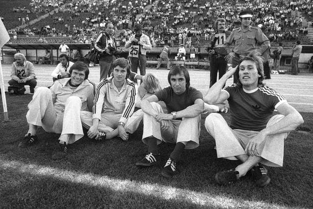 Fußball, EM Finale 1976 in Belgrad, Tschechoslowakei - Deutschland 5:3 i. E Relaxte Gesichter im Stadioninnenraum vor dem Europameisterschaftsfinale, v.li.: Peter Nogly, Ronald Worm, Dietmar Danner, Manfred Kaltz (alle BR Deutschland) Fußball EM Herren Europameisterschaft 1976, Länderspiel, Nationalmannschaft, Nationalteam, Finale, Endspiel, Gruppe Belgrad