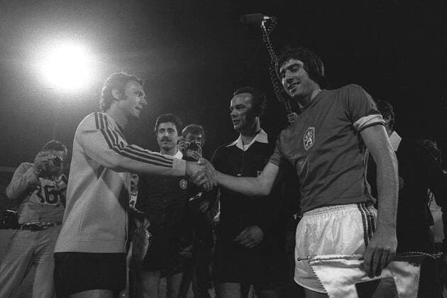 Fußball, EM Finale 1976 in Belgrad, Tschechoslowakei - Deutschland 5:3 i. E Franz Beckenbauer (li., BR Deutschland) begrüßt bei der Seitenwahl Anton Ondrus (Tschechoslowakei), dazwischen Schiedsrichter Sergio Gonella (Italien) Fußball EM Herren Europameisterschaft 1976, Länderspiel, Nationalmannschaft, Nationalteam, Finale, Endspiel, Gruppe CSSR - BRD 7:5 n.E. Belgrad