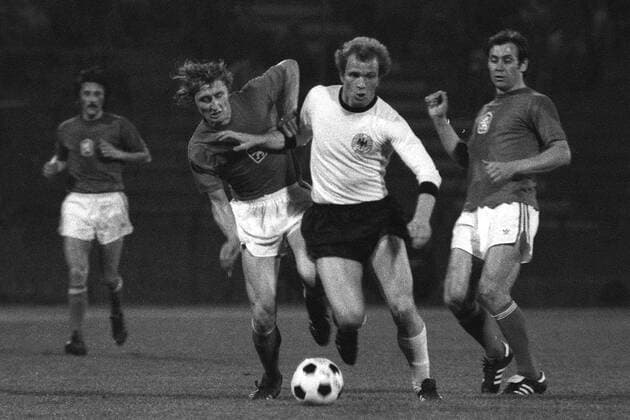 Fußball, EM Finale 1976 in Belgrad, Tschechoslowakei - Deutschland 5:3 i. E Uli Hoeneß (Mitte, BR Deutschland) setzt sich gegen Koloman Gögh (li.) und Jozef Moder (beide Tschechoslowakei) durch Fußball EM Herren Europameisterschaft 1976, Länderspiel, Nationalmannschaft, Nationalteam, Finale, Endspiel, Gruppe CSSR - BRD 7:5 n.E. Belgrad Dynamik,