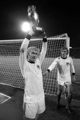 Fußball, EM Finale 1976 in Belgrad, Tschechoslowakei - Deutschland 5:3 i. E Europameister Jan Pivarnik (li.) präsentiert im Trikot der geschlagenen Deutschen den Coupe Henri Delaunay, Koloman Gögh (beide Tschechoslowakei) gesellt sich dazu Fußball EM Herren Europameisterschaft 1976, Länderspiel, Finale, Endspiel, Nationalmannschaft, Nationalteam Gruppe CSSR - BRD 7:5 n.E., BR Deutschland Belgrad Begeisterung, Freude,