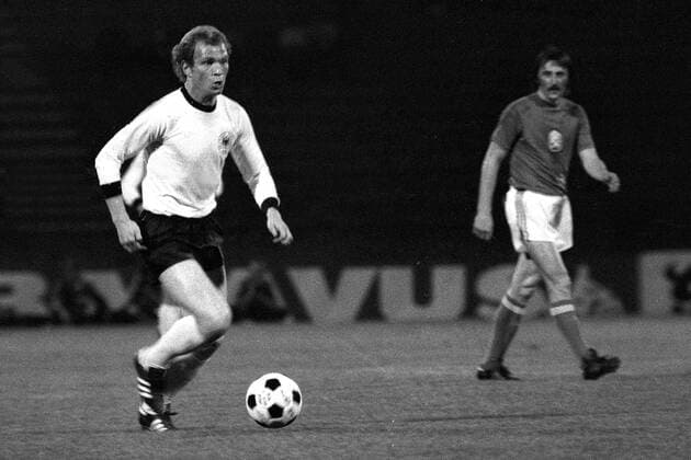 Fußball, EM Finale 1976 in Belgrad, Tschechoslowakei - Deutschland 5:3 i. E Uli Hoeneß (li., BR Deutschland) am Ball, hinten Panenka (CSSR) Fußball EM Herren Europameisterschaft 1976, Länderspiel, Finale, Endspiel, Nationalmannschaft, Nationalteam Einzelbild CSSR - BRD 7:5 n.E., Tschechoslowakei Belgrad Dynamik,