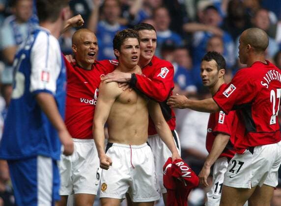 Torjubel Manchester United v.li.: Wesley Brown, Cristiano Ronaldo, John O Shea, Ryan Giggs und Mikael Silvestre Fußball Herren FA-Cup Finale 2003 2004, Endspiel, Pokalspiel, Englischer Pokal, Manchester United, ManU, Vdig Gruppe English Premier League, 1. Englische Liga Cardiff Freude, Begeisterung,