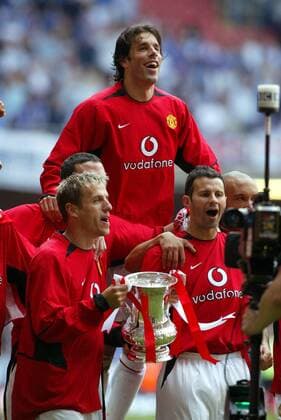 Schlußjubel - Ruud van Nistelrooy (hi.) thront über allen, die FA-Cup Trophäe überläßt er Phil Neville (li.) und Ryan Giggs (alle Manchester United) Fußball Herren FA-Cup Finale 2003 2004, Endspiel, Pokalspiel, Englischer Pokal, Manchester United, ManU, Vdig Gruppe English Premier League, 1. Englische Liga Cardiff Freude, Begeisterung, Überlegenheit,