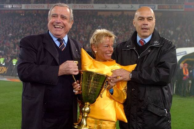 Präsident Werner Edelmann (li.), Trainer Christian Gross (re.) und Vizepräsidentin Gisela Oeri (alle Basel) präsentieren den Meisterpokal Fußball Herren Super League 2003 2004, Nationalliga A, NLA, 1. Schweizer Liga, FC Basel, Vorstandsmitglied, Vdig Gruppe Gigi Öri, Mäzen, Mäzenin, Vizepräsident, Vize Basel, Verkleidung, verkleidet, Kostüm Freude,