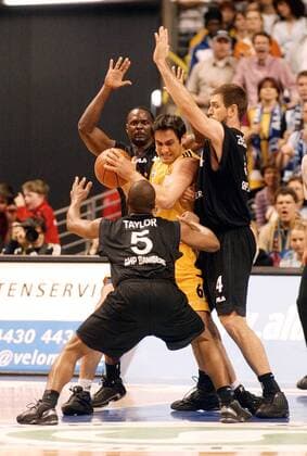 Jovo Stanojevic (ALBA, Mitte) gleich von drei Gegnern umgeben, v. re.: Ensminger, Taylor (vorn) und Sasser (alle Bamberg) Basketball 1. BL Herren BBL 2003 2004, ALBA Berlin - GHP Bamberg 68:93, Playoffs, Playoff, Play Offs, Off, Halbfinale Gruppe Berlin Dynamik, Kampf, Überlegenheit