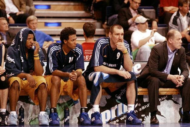 Enttäuschte ALBA-Gesichter auf der Bank, v. li.: DeJuan Collins, Stefano Garris, Teoman Öztürk und Co Trainer Burkhardt Prigge Basketball 1. BL Herren BBL 2003 2004, ALBA Berlin, Playoffs, Playoff, Play Offs, Off, Halbfinale Gruppe Berlin Enttäuschung, Nachdenklichkeit,