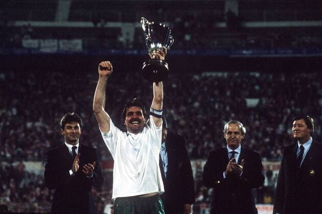 Mirko Votava (Bremen) nimmt den Pokal der Pokalsieger entgegen, re. UEFA-Generalsekretär Gerhard Aigner (Schweiz) Fußball EC 2 Herren Europapokal der Pokalsieger 1991 1992, Europacup, SV Werder Bremen, Finale, Endspiel Gruppe Funktionäre, Verbandsführung, Verband, Lissabon Glück, Begeisterung, Freude,
