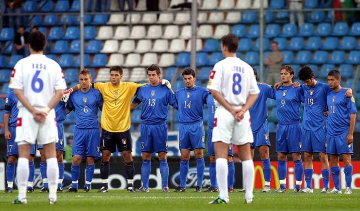 Schweigeminute vor dem Spiel v.li.: Daniele de Rossi, Torwart Marco Amelia, Andrea Barzagli, Cesare Bovo, Alberto Gilardino, Simone del Nero, Giuseppe Sculli (alle Italien U21) Fußball EM Herren U 21 Europameisterschaft 2004, Länderspiel, Nationalmannschaft, Nationalteam, Nationaltrikot, Gruppe Bochum