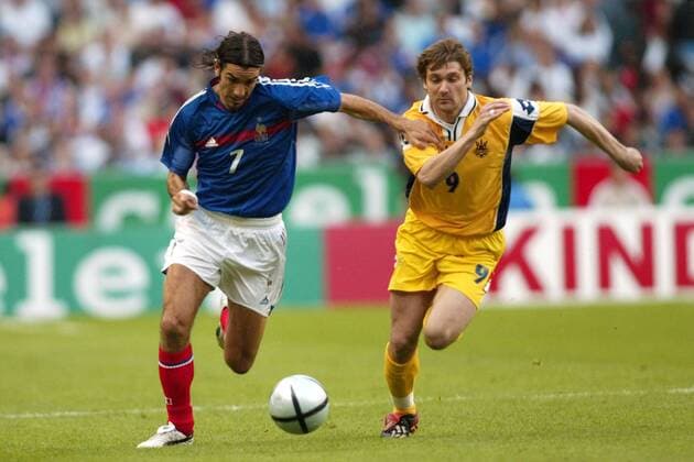 Robert Pires (li., Frankreich) gegen Oleg Shelayev (Ukraine) Fußball Länderspiel Herren Länderspiel 2004, Testspiel, Test, Freundschaftsspiel, Nationalmannschaft, Nationalteam, Gruppe Frankreich - Ukraine 1:0 Paris, Saint Denis, St. Dynamik,