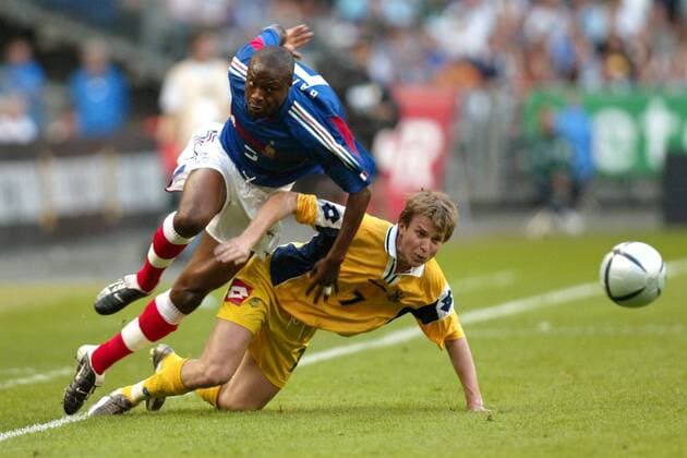 William Gallas (li., Frankreich) gegen Ruslan Rotan (Ukraine) Fußball Länderspiel Herren Länderspiel 2004, Testspiel, Test, Freundschaftsspiel, Nationalmannschaft, Nationalteam, Gruppe Frankreich - Ukraine 1:0 Paris, Saint Denis, St. Dynamik,