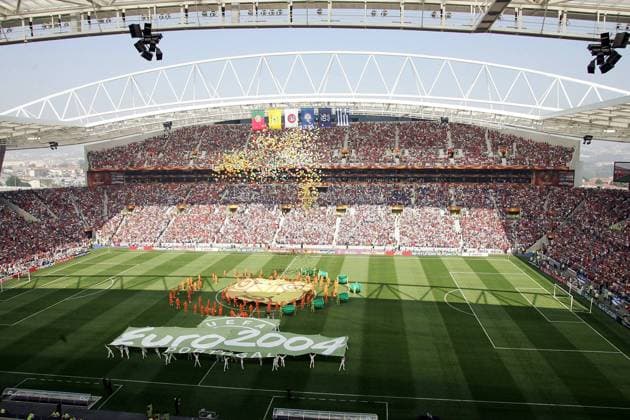 Eröffnungsfeier zur Europameisterschaft 2004 in Portugal im Estadio do Dragao Fußball EM Herren Euro 2004, Europameisterschaft, Eröffnung, Veranstaltung, Eröffnungszeremonie, Zeremonie, Vdig Totale Estadio do Dragao, Stadion, Fußballstadion, innen Porto, Innenansicht