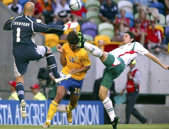 Zlatan Ibrahimovic (Schweden, Mitte) bekommt den Fuß von Ivailo Petkov (re.) im Gesicht zu spüren, li. Segelt Torwart Zdravko Zdravkov (beide Bulgarien) vorbei Fußball EM Herren Euro 2004, Europameisterschaft, Länderspiel, Nationalmannschaft, Nationalteam, Gruppe C Gruppe Lissabon Dynamik, Kampf, Spannung,