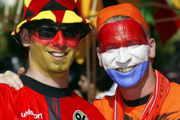 Völkerverständigung: Deutscher und Niederländischer Fan Arm in Arm Fußball EM Herren Euro 2004, Europameisterschaft, Länderspiel, Nationalmannschaft, Nationalteam, Aufmacher, Gruppe Gesichtsbemalung, Deutschland - Niederlande, Porto, Fanfreundschaft Harmonie, Freude,