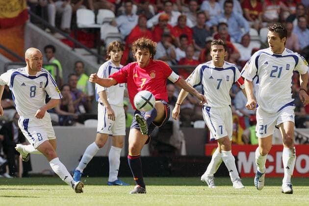 Raul Gonzalez (Spanien, Mitte) zieht vier Gegenspieler auf sich, v.li.: Stylianos Giannakopoulos, Seitaridis, Theodoros Zagorakis und Konstantinos Katsouranis (alle Griechenland) Fußball EM Herren Euro 2004, Europameisterschaft, Länderspiel, Nationalmannschaft, Nationalteam, Gruppe A, Vdig Gruppe Porto Dynamik,
