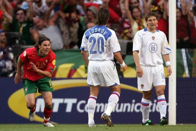 Torschütze Maniche (Portugal, li.) jubelt, daneben die enttäuschten Vadim Evseev (re.) und Loskov (beide Rußland) Fußball EM Herren Euro 2004, Europameisterschaft, Länderspiel, Nationalmannschaft, Nationalteam, Gruppe A Gruppe Lissabon Freude, Begeisterung, Enttäuschung,