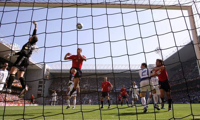Torwart Antonios Nikopolidis (li., Griechenland) klärt vor Ivan Helguera (Spanien) Fußball EM Herren Euro 2004, Europameisterschaft, Länderspiel, Nationalmannschaft, Nationalteam, Gruppe A, Vdig Totale Estadio do Bessa, Aufmacher, Porto Dynamik, Abwehr,