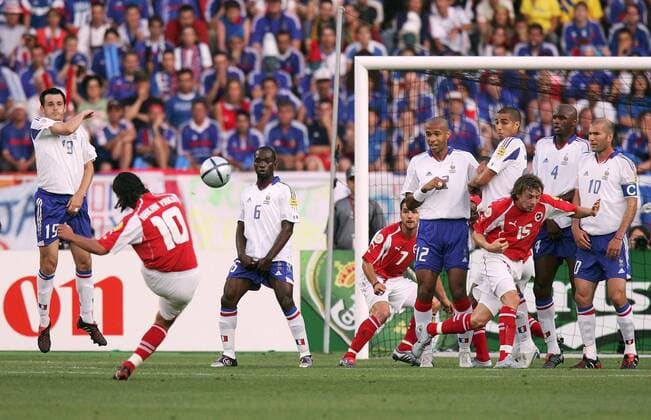 Hakan Yakin (Schweiz, 10) per Freistoß gegen die französische Mauer, mit v.li.: Willy Sagnol, Claude Makelele, Thierry Henry, David Trezeguet, Patrick Vieira und Zinedine Zidane; davor macht sich Daniel Gygax (Schweiz) schnell aus dem Staub Fußball EM Herren Euro 2004, Europameisterschaft, Länderspiel, Nationalmannschaft, Nationalteam, Gruppe B, Vdig Totale Coimbra Dynamik,