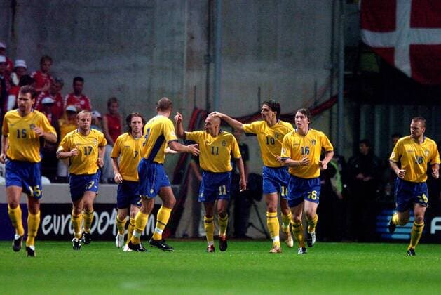 Torjubel Schweden - v.re.: Mattias Jonson, Kim Källström, Zlatan Ibrahimovic, Henrik Larsson, Mikael Nilsson, Anders Andersson Fußball EM Herren Euro 2004, Europameisterschaft, Länderspiel, Nationalmannschaft, Nationalteam, Gruppe C Gruppe Porto Freude,