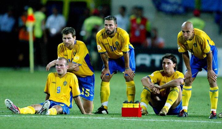 Das schwedische Team mit (v.li.) Fredrik Ljungberg, Andreas Jakobsson, Alexander Östlund, Zlatan Ibrahimovic und Henrik Larsson verfolgt gespannt das Elfmeterschießen Fußball EM Herren Euro 2004, Europameisterschaft, Länderspiel, Nationalmannschaft, Nationalteam, Viertelfinale, Gruppe Faro-Loule Spannung,