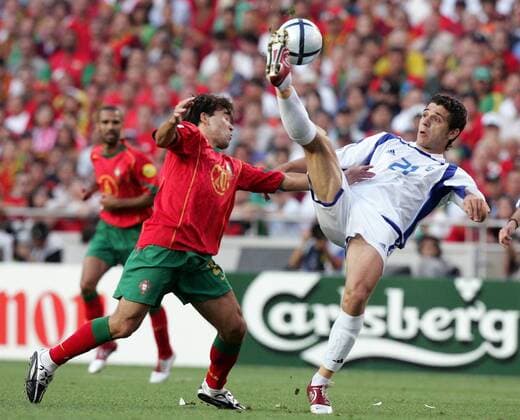 Konstantinos Katsouranis (Griechenland, re.) mit hohem Bein gegen Deco (Portugal) Fußball EM Herren Euro 2004, Europameisterschaft, Länderspiel, Nationalmannschaft, Nationalteam, Finale, Endspiel, Gruppe Lissabon Dynamik, Kampf,
