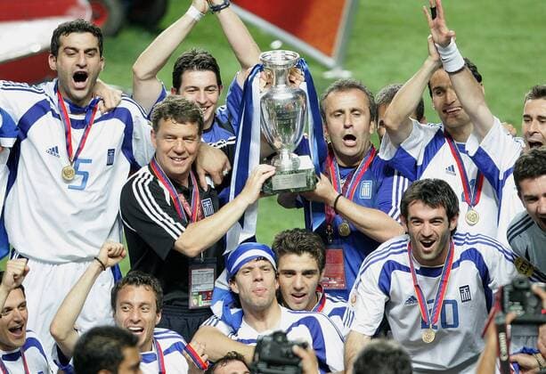 Coach Otto Rehhagel (li.) und Co-Trainer Ioannis Topalidis (re., beide Griechenland) präsentieren stolz den EM-Pokal im Kreise ihrer Spieler, u.a. Traianos Dellas (5), Panagiotis Fyssas (mit Schal) und Georgios Karagounis (20) Fußball EM Herren Europameisterschaft, Euro 2004, Länderspiel, Nationalmannschaft, Nationalteam, Finale, Endspiel Totale Lissabon Glück, Begeisterung, Freude,