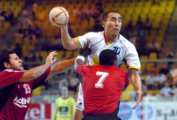 Talant Dujshebaev (Spanien, re. hi.) im Zweikampf Handball Länderspiel Herren EuroTournoi 2004, Tournoi, Länderspiel, Nationalmannschaft, Nationalteam, Nationaltrikot Gruppe Dushebaev, Dushebajev, Duschebajew Straßburg Dynamik, Kampf,