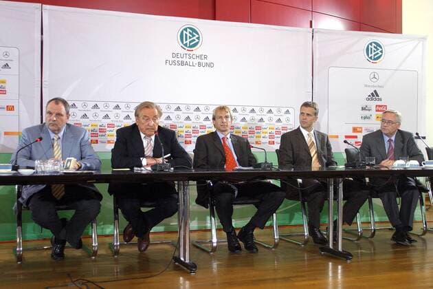 Vorstellung der neuen sportlichen Führung, mit v.li.: Pressechef Harald Stenger, DFB-Präsident Gerhard Mayer Vorfelder, der neue Bundestrainer Jürgen Klinsmann, der neue Teammanager Oliver Bierhoff, DFB-Generalsekretär Horst R. Schmidt (alle Deutschland) Fußball Herren DFB-Pressekonferenz 2004, PK, Pressetermin, Vorstellung, Präsentation, Vdig Gruppe Manager Frankfurt M.