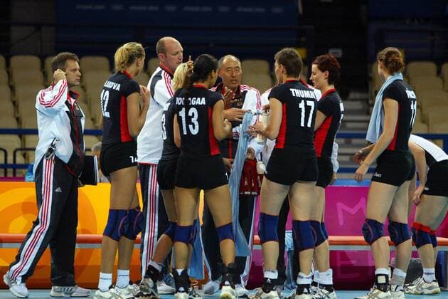 Mannschaftsbesprechung Deutschland v.re.: Fürst, Grün, Thumm, Bundestrainer Hee Wan Lee, Bouagaa, Hart, Kulakova Volleyball OS Sommer Damen Olympische Sommerspiele Athen 2004, Olympia, Olympiade, Spiele, Länderspiel, Nationalmannschaft, Gruppe Faliron, Faliro