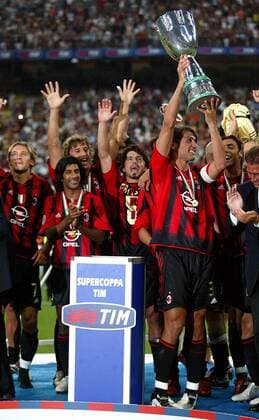 Paolo Maldini (Milan) präsentiert den Supercup, v.li.: Andrej Schewtschenko, Vikash Dhorasoo, Hernan Crespo, Ivan Gennaro Gattuso, Rui Costa Fußball Herren Italienischer Supercup 2004, Serie A, 1. Italienische Liga, AC Mailand, Supercoppa di Lega, Pokal, Gruppe Sieg, Supercupsieger, Supercupsieg, Sieger, Mailand, Podium, Podest Begeisterung, Freude,