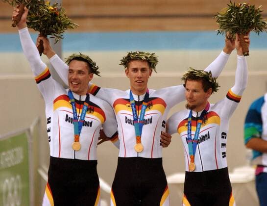 Siegerehrung Teamsprint, v.li.: Jens Fiedler, Rene Wolff und Stefan Nimke (alle Deutschland) werden Olympiasieger Radsport OS Sommer Herren Olympische Sommerspiele Athen 2004, Olympia, Olympiade, Spiele, Rad, Bahn, Bahnrad, Bahnradsport, Gruppe Maroussi Freude,