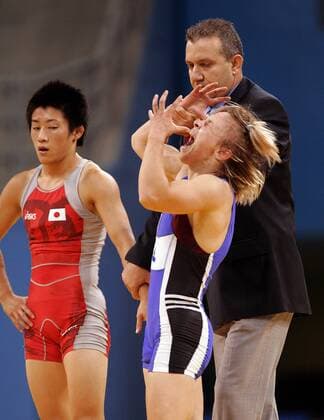Kampfrichter Georgios Chamakos (Griechenland) erklärt Irini Merleni (Ukraine) zur Olympiasiegerin, diese reagiert sehr emotional (Serie 2 5), li. Chiharu Icho (Japan) Ringen OS Sommer Damen Olympische Sommerspiele Athen 2004, Olympia, Olympiade, Spiele, 48 Kilogramm, 48Kg, Kg Gruppe Aufmacher Ano Liossia, Finale Freude, Begeisterung,