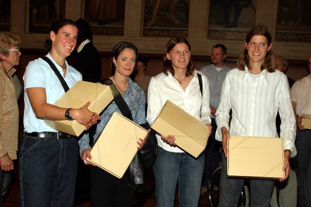 V.li.: Birgit Prinz, Renate Lingor, Pia Wunderlich und Kerstin Garefrekes (alle Deutschland) werden nach ihrer Rückkehr von den olympischen Spielen 2004 im Frankfurter Römer reich beschenkt Fußball OS Sommer Damen Olympische Sommerspiele Athen 2004, Olympia, Olympiade, Spiele, Rückkehr, Empfang, Vdig Gruppe Frankfurter Römer, Römerberg, Rathaus Frankfurt M.