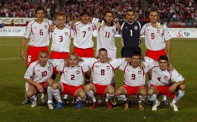 Mannschaftsbild Polen, hi.v.li.: Jacek Bak, Tomasz Rzasa, Grzegorz Rasiak, Kamil Kosowski, Torwart Jerzy Dudek, Arkadiusz Glowacki, vorn v.li.: Mariusz Lewandowski, Sebastian Mila, ... - NOT TO BE PUBLISHED IN POLAND Fußball Länderspiel Herren Weltmeisterschaftsqualifikation 2004, Qualifikation, Länderspiel, Nationalmannschaft, Nationalteam Totale Chorzow