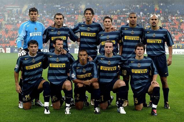 Mannschaftsbild Inter hi.v.li.: Francesco Toldo, Christian Vieri, Marco Materazzi, Javier Zanetti, Adriano, Juan Sebastian Veron; vorn: Dejan Stankovic, Giuseppe Favalli, Ivan Cordoba, Andy van der Meyde, Emre - PUBLISHING RIGHTS FOR GERMAN MEDIA ONLY Fußball EC 1 Herren Champions League 2004 2005, Internazionale FC Mailand, Mannschaftsfoto, Totale Mailand