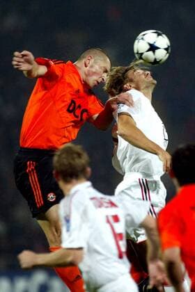 Andriy Shevchenko (Milan, re.) gegen Mariusz Lewandowski (Donetsk) Fußball EC 1 Herren Champions League 2004 2005, Shakhtar Donezk - AC Mailand 0:1, Shakhtyor, Schachtjor, Gruppe Kopfballduell, Duell, Donetsk, Donezk, Dynamik, Kampf,