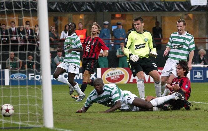 Filippo Inzaghi (re., Milan) erzielt am Boden sitzend gegen Bobo Balde (3.v.li.) das 2:1, Torwart David Marshall, Joos Valgaeren (2.v.re.), Mohamed Sylla (li., alle Celtic) und Andriy Shevchenko (Milan) schauen zu Fußball EC 1 Herren Champions League 2004 2005, AC Mailand - Celtic Glasgow 3:1, Strafraumszene, Torraumszene Gruppe Treffer, Gegentor, Bodenkampf, Grätsche, grätschen Mailand Dynamik,