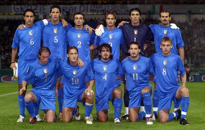 Mannschaftsbild Italien - hi.v.li.: Alessandro Nesta, Marco Materazzi, Massimo Oddo, Alberto Gilardino, Torwart Gianluigi Buffon, Giuseppe Pancaro - vorn v.li.: Aimo Diana, Francesco Totti, Gennaro Gattuso, ...- PUBLISHING RIGHTS FOR GERMAN MEDIA ONLY Fußball Länderspiel Herren Qualifikation 2004, Länderspiel, Nationalmannschaft, Nationalteam, Nationaltrikot Totale Parma