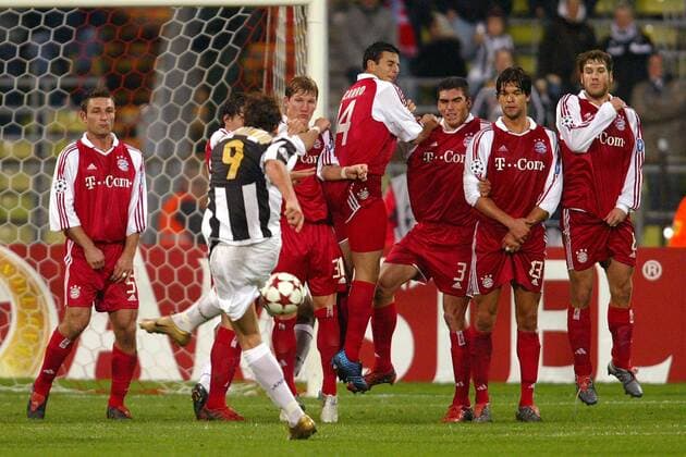 Ibrahimovic (Juventus) schießt einen Freistoß in die Mauer der Bayern, v. re.: Torsten Frings, Michael Ballack, Lucio, Claudio Pizarro, Bastian Schweinsteiger, li. Robert Kovac Fußball EC 1 Herren Champions League 2004 2005, FC Bayern München - Juventus Turin 0:1, Juve, Gruppe München Dynamik, Abwehr,