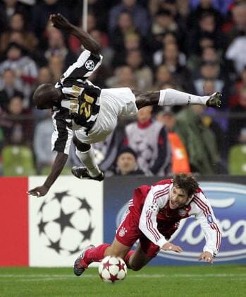 Lilian Thuram (Juventus, li.) segelt eine Etage höher als Torsten Frings (Bayern) durch die Luft Fußball EC 1 Herren Champions League 2004 2005, FC Bayern München - Juventus Turin 0:1, Juve Gruppe spektakulär, Flug, fliegen, abheben, Fall, fallen München Dynamik, Kampf, Höhe,