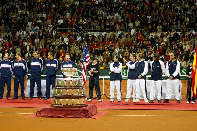 Siegerehrung Daviscup, v.re.: Carlos Moya, Rafael Nadal, Juan Carlos Ferrero, Tommy Robredo, Teamchef Jordi Arrese (alle Spanien), Teamchef Patrick McEnroe, Mike u. Bob Bryan, Andy Roddick, Mardy Fish (alle USA) - PUBLISHING RIGHTS FOR GERMAN MEDIA ONLY Tennis Herren Daviscup 2004, Davis Cup, Finale, Endspiel, Totale Sevilla