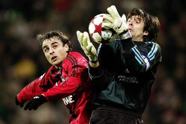 Dimitar Berbatov (Leverkusen, li.) gegen Torwart Olexandr Shovkovskiy (Dynamo Kiev) Fußball EC 1 Herren Champions League 2004 2005, Bayer 04 Leverkusen - Dinamo Kiew 3:0, Schovkovskiy, Schovkovskyi Gruppe Schowkowskiy, Schowkowskiy, Schowkowskyi Leverkusen, Schowkowski, Schowkowskij, Schovkovski Dynamik,