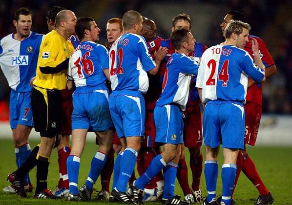 Deutliche Meinungsverschiedenheiten, vorne v.li.: Brett Emerton, Torwart Brad Friedel, Barry Ferguson, Dominic Matteo, Paul Dickov und Andrew Todd (alle Blackburn Rovers), dahinter u.a. von re. Fitz Hall, Danny Granville, Andrews, Ben Watson und ... Fußball Herren English Premier League 2004 2005, 1. Englische Liga, Crystal Palace - Blackburn Rovers 0:0 Gruppe London Spannung,