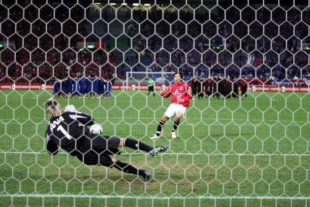 Elfmeterschießen: Torwart Tatsuya Enomoto (Yokohama Marinos) gegen Makoto Hasebe (Urawa Reds) - PUBLISHING RIGHTS FOR GERMAN MEDIA ONLY Fußball Herren Suntory Championship 2004, J League, JLeague, 1. Japanische Liga, Finale, Endspiel, Rückspiel, Vdig Gruppe aflo1035, Saitama Stadium Saitama Dynamik, Abwehr,