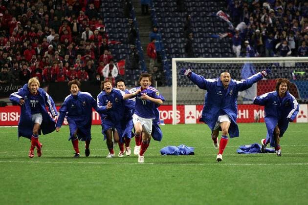Siegesjubel Yokohama Marinos nach dem Elfmeterschießen v.li.: Daisuke Sakata, X, Ryuji Kawai, Yoshiharu Ueno, Hayuma Tanaka, Naoki Matsuda und Daisuke Oku - PUBLISHING RIGHTS FOR GERMAN MEDIA ONLY Fußball Herren Suntory Championship 2004, J League, JLeague, 1. Japanische Liga, Finale, Endspiel, Rückspiel, Vdig Gruppe aflo1035 Saitama Freude, Begeisterung,