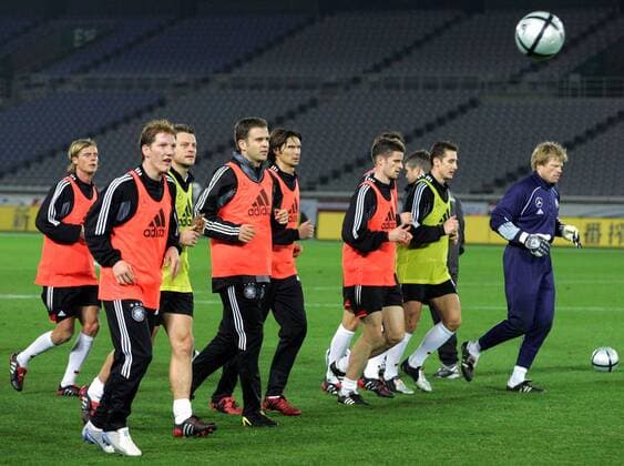 Lauftraining Deutschland, v.li.: Marco Engelhardt, Bastian Schweinsteiger, Christian Wörns, Teammanager Oliver Bierhoff, Thomas Brdaric, Arne Friedrich, Miroslav Klose, und Torwart Oliver Kahn Fußball Herren Asienreise 2004, Asientour, Nationalmannschaft, Nationalteam, Training, Vdig Gruppe Asien, Länderspielreise Yokohama, Vorbereitung