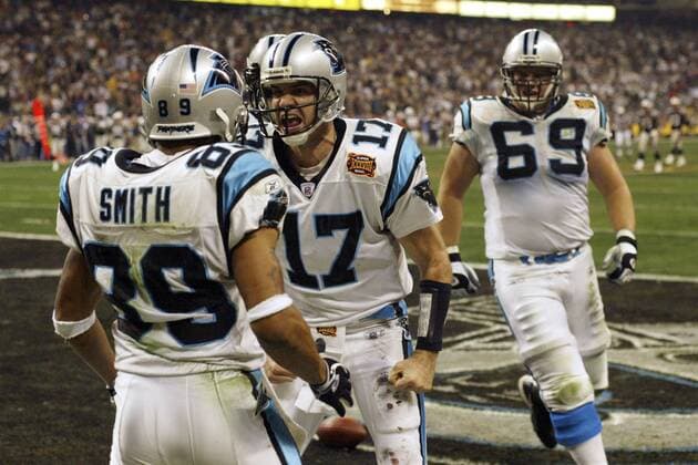 Quarterback Jake Delhomme (17) feiert seinen Wide Receiver Steve Smith (Carolina Panthers) - PUBLICATION FOR GERMAN, SWISS, AUSTRIAN AND HUNGARIAN MEDIA ONLY (Icon8037212) American Football Herren NFL 2003 2004, Superbowl, Super Bowl, Endspiel, Finale, Carolina Panthers, Gruppe Houston Begeisterung, Freude, EDITORIAL USE ONLY