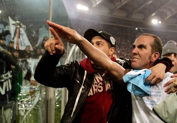 Paolo di Canio (Lazio) grüßt die als rechtsradikal eingestuften Fangruppen von Lazio Rom mit ausgestrecktem rechten Arm - sein Verhalten während des römischen Derbys hat eine Faschismus Debatte in Italien ausgelöst Fußball Herren Serie A 2004 2005, 1. Italienische Liga, Derby, Lokalderby, Ortsderby, Stadtderby, Skandal Gruppe rechtsradikal, Rechtsradikalismus, Emotionen Lazio Rom - AS Rom 3:1, Skandalspiel, Hitlergruß Wut,