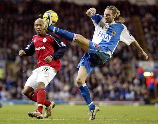Robbie Savage (re., Blackburn) mit einer akrobatischen Einlage gegen El Hadji Diouf (Bolton) - !EDITORIAL USE ONLY. No use with unauthorised audio, video, data, fixture lists, club league logos or live services. Online in-match use limited to 120 images, no video emulation. No use in betting, games or single club league player publications.! Fußball Herren English Premier League 2004 2005, 1. Englische Liga, Blackburn Rovers - Bolton Wanderers 0:1, Gruppe Blackburn Dynamik,